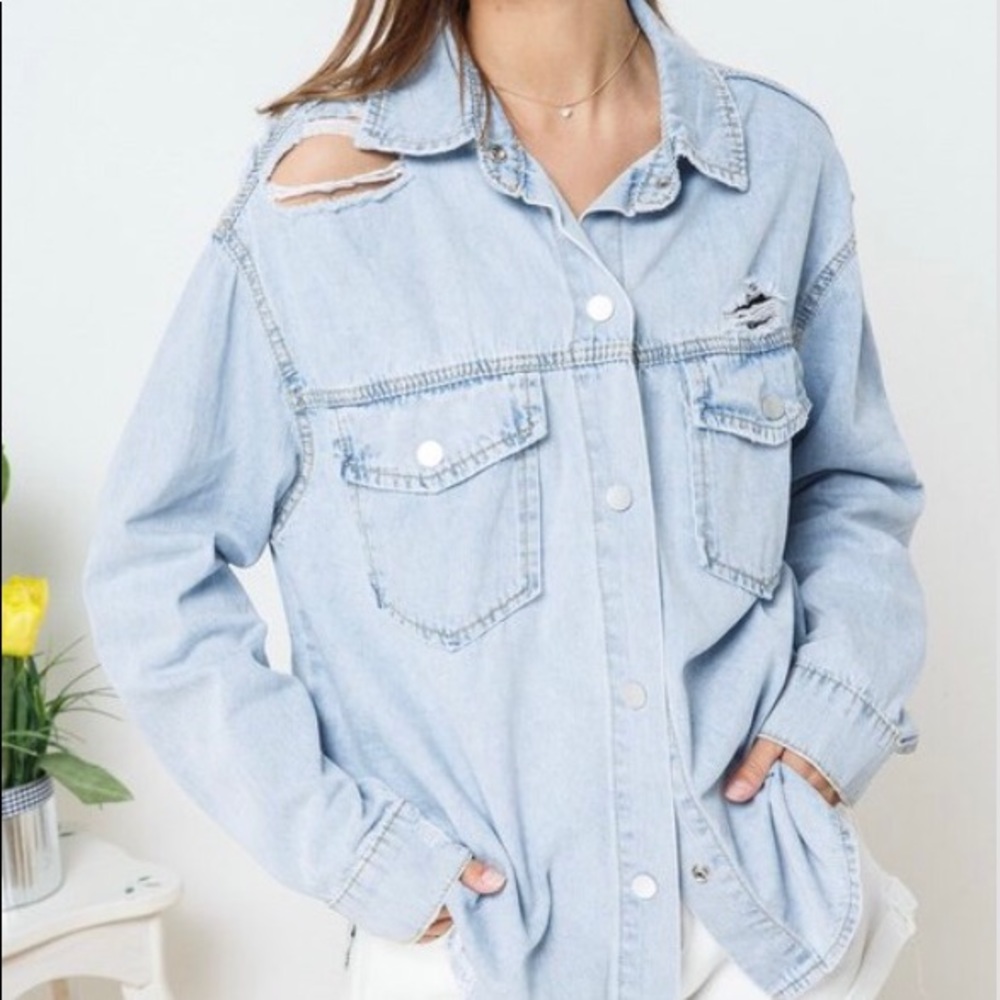 NEW distressed Light Denim Jacket 🌹